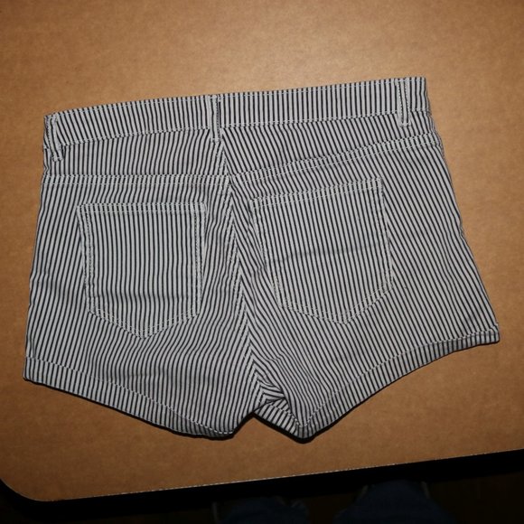H&M Striped Shorts Waist 30 - Length 10.5 - Picture 5 of 5